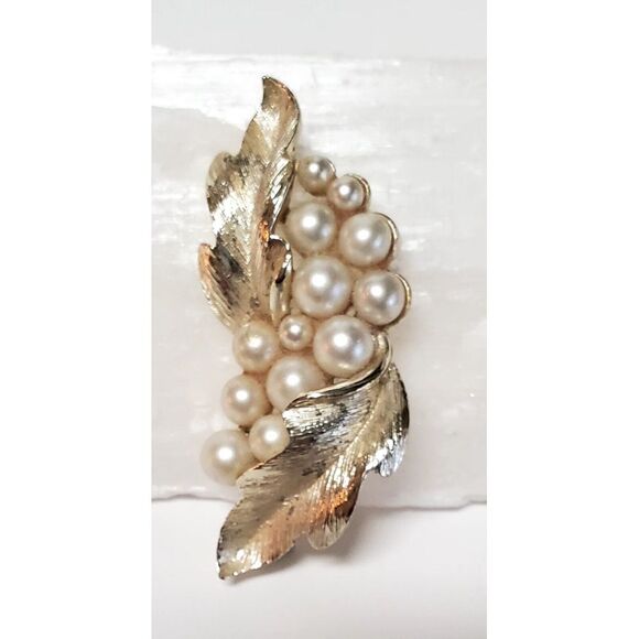 VTG Lisner Brooch Signed White Gold Tone Leaves Faux Pearl 1960's MINT Condt Pin - Picture 7 of 13